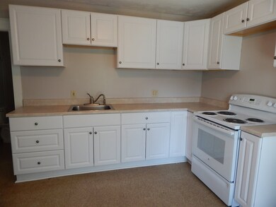 537 Howe St unit 1 Rear, Manchester, NH 03103 - photo 3