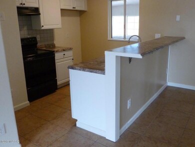 Kitchen and breakfast bar 2