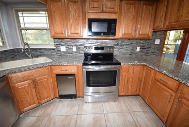 206 Nueces St, Bay City, TX 77414 - photo 5