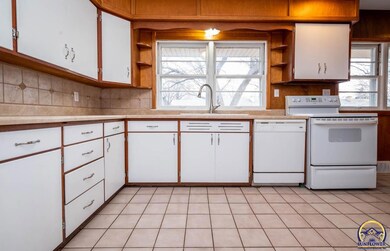 3639 SW Stratford Rd, Topeka, KS 66604 - photo 5