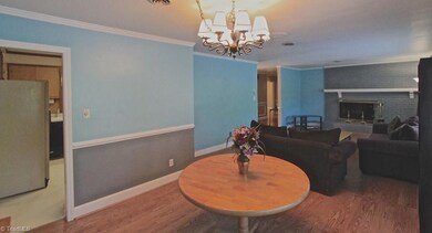 dining room , with easy kitchen access