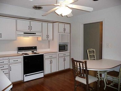 Kitchen. built-in dinette table