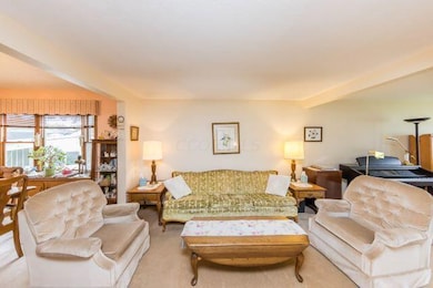2002 Brimfield Ct-Siting Area