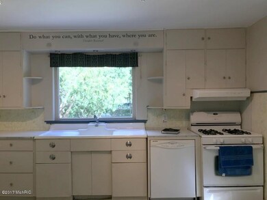 322 E Spruce St, Marshall, MI 49068 - photo 3