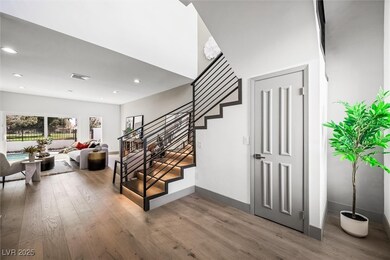 2861 Queens Courtyard Dr, Las Vegas, NV 89109 - photo 3