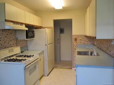 260 Waverly Ave unit 52, Patchogue, NY 11772 - photo 3