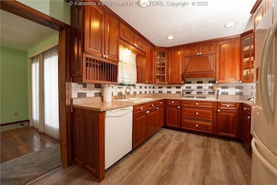 305 W Fir St, Eleanor, WV 25070 - photo 6