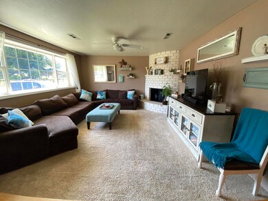 605 N 5th St, Central Point, OR 97502 - photo 2