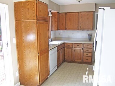 2709 Greenway Dr, Bettendorf, IA 52722 - photo 6