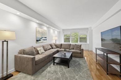 310 E 49th St unit 4D, New York, NY 10017 - photo 2
