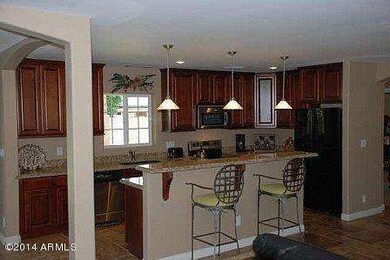 3109 E Roma Ave kitchen w/breakfast bar