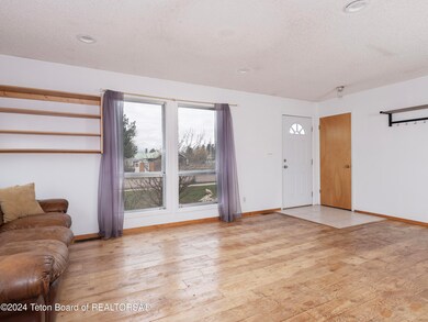 03 Living entry