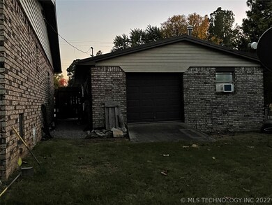 611 Broadway Ave, Eufaula, OK 74432 - photo 3