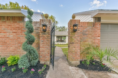 505 Point Clear Dr, Friendswood, TX 77546 - photo 2