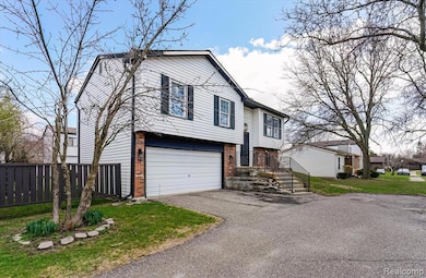 2919 Roundtree Dr unit 209, Troy, MI 48083 - photo 2