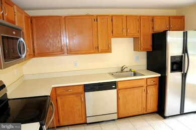 13866 Laura Ratcliff Ct, Centreville, VA 20121 - photo 4