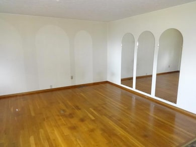 1414 Chesterton Square S, Columbus, OH 43229 - photo 2