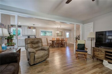 Living room with decorative columns, plenty of nat