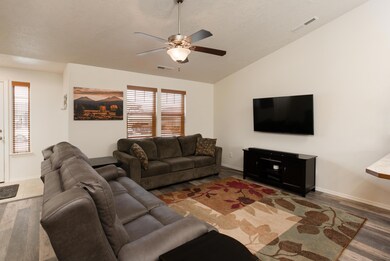 3132 SW Deschutes Ave, Redmond, OR 97756 - photo 4