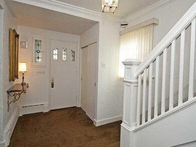 Entry/Foyer.