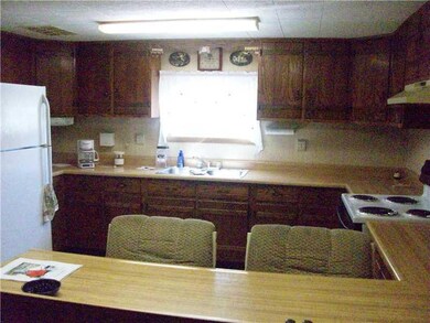 Kitchen. Nice Size Country Kitchen with eating / p