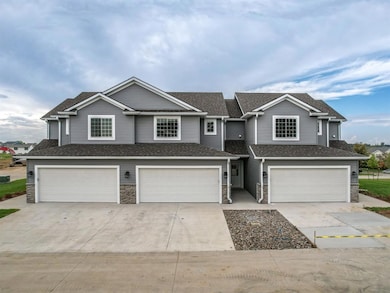 7000 Lake Ridge Ave unit 2, Des Moines, IA 50320 - photo 2