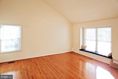 9702 Walthorne Ct, Burke, VA 22015 - photo 4