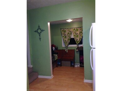 Eat in part of kitchen.