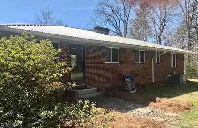 353 Oak View Ln, Asheboro, NC 27205 - photo 5