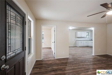 712 E Weinert St, Seguin, TX 78155 - photo 2