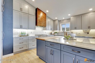 Fabulous kitchen w/plenty of work space