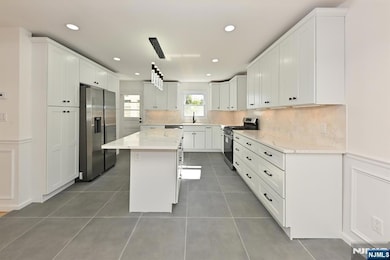 KITCHEN W/CENTER ISLAND