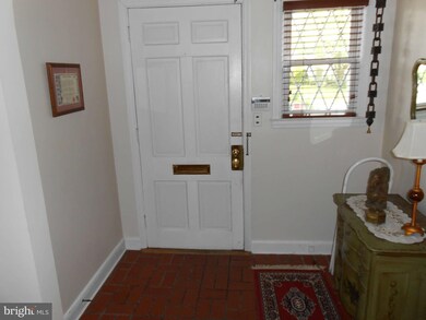 621 Warwick Rd, Baltimore, MD 21229 - photo 4