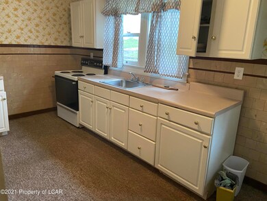 726 E Broad St, Tamaqua, PA 18252 - photo 4