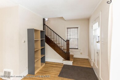 (4) 1804 BEAL ST. Front Entry into Livin