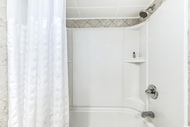 Full bath with shower / tub combo with curtain