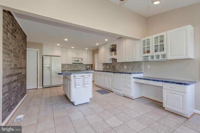 12617 Viewside Dr, North Potomac, MD 20878 - photo 4