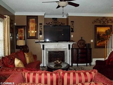 Den/Family/Great Room - Crown molding, gas firepla