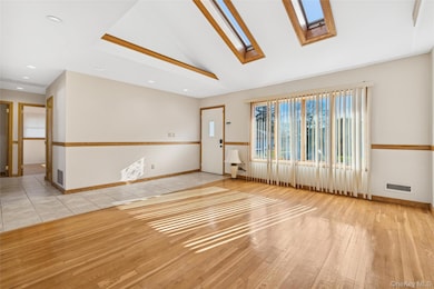 7 Joyce Ln, ComMacK, NY 11725 - photo 3