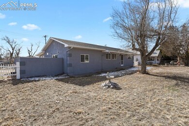 Nice large corner lot with enclosed patio off of p