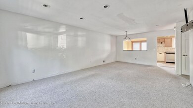45 Hemlock Ct unit 149, Staten Island, NY 10309 - photo 2