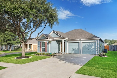 Attractive front yard with great curb appeal welcomes you home (Grass has been virtually enhanced)