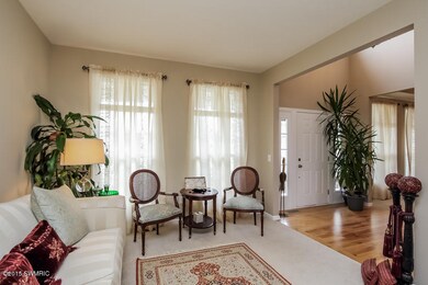 004-Living_Room-1549864-mls