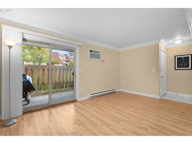 Living Room/Entrance