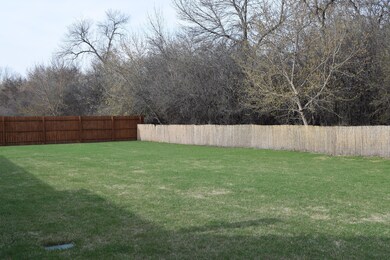 LARGE BACKYARD<|><|>