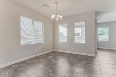 005-photo-dining-room-13043362