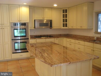 8022 Cypress Grove Ln, Cabin John, MD 20818 - photo 4