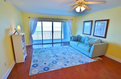 Living area w/ amazing view of the ocean