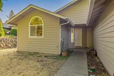 2304 Damon Ct, Grants Pass, OR 97527 - photo 3