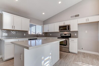 3010 N Arrowhead Dr-15